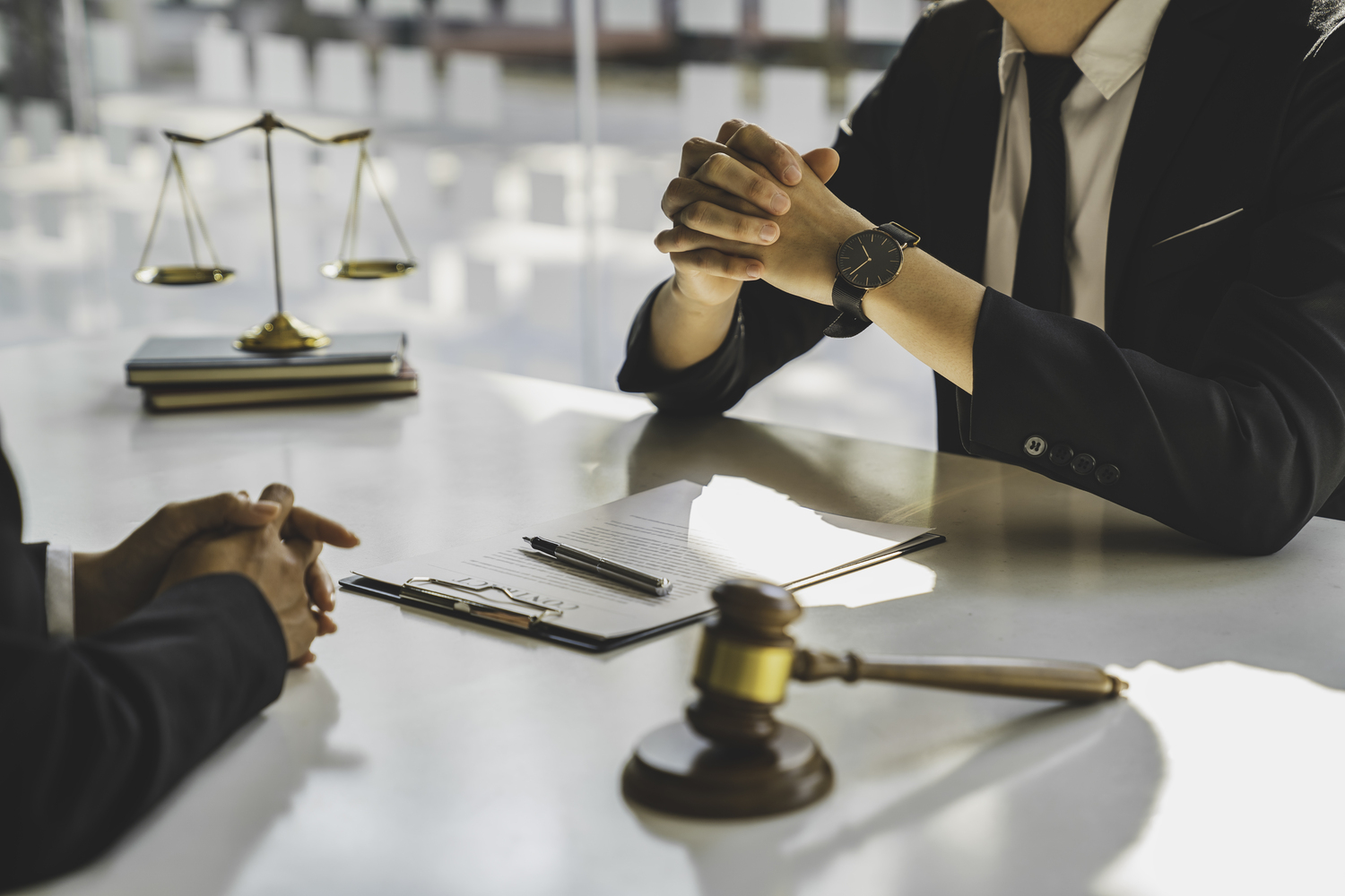 Equipo de abogados en despacho contencioso administrativo analizando casos jurídicos y ofreciendo asesoría profesional a clientes.